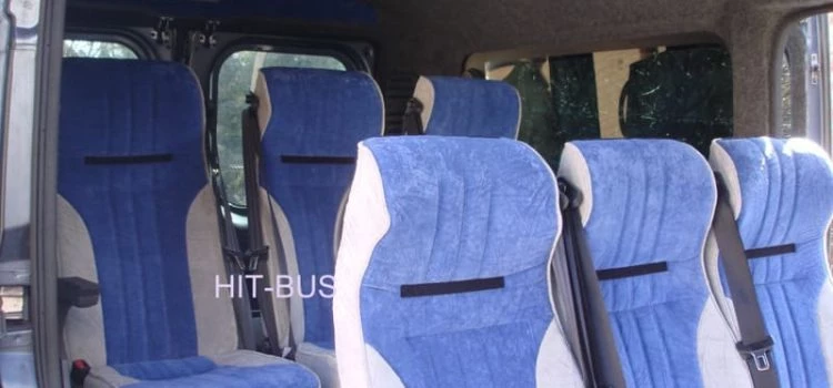 niebieskie fotele w busie